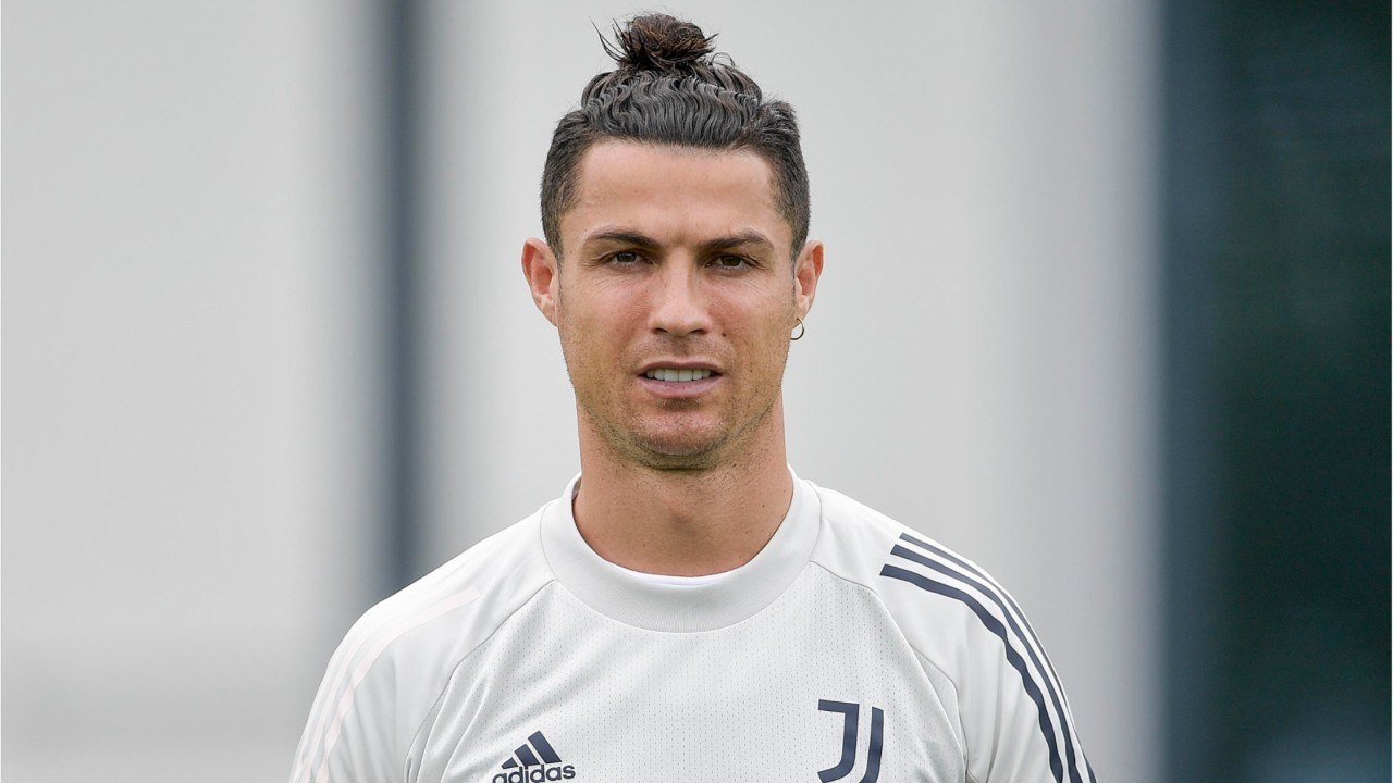 VOICI - Cristiano Ronaldo fête l'anniversaire de son fils aîné, qui a la même coupe de cheveux que son papa