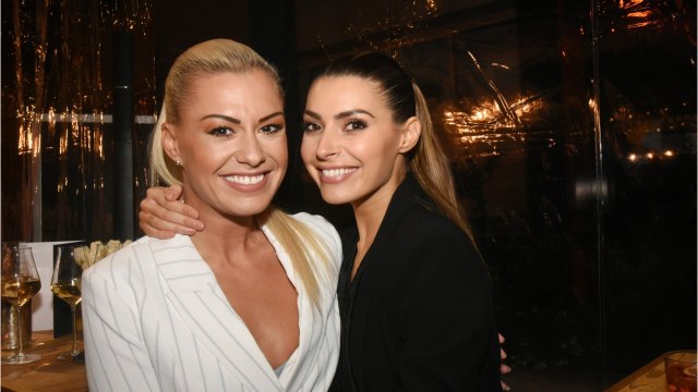 VOICI - Candice Pascal sexy en maillot très décolleté, elle laisse ses abonnés sans voix