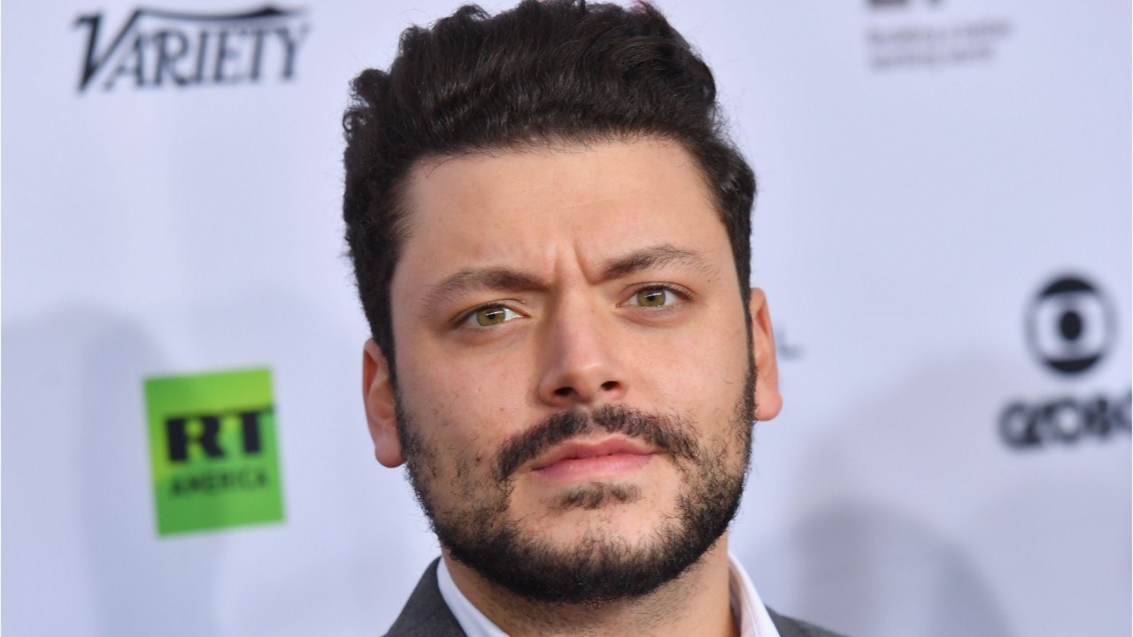 VOICI - Kev Adams exprime sa joie de tourner avec « le plus grand acteur français "