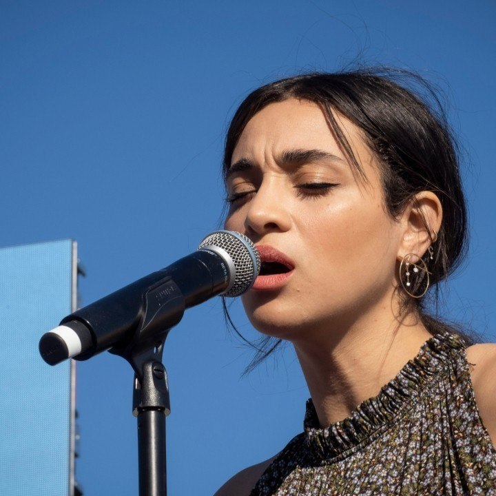 VOICI social Claude François : Camélia Jordana le tacle sur son attirance pour les jeunes filles (1)