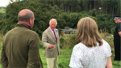 VOICI- Le prince Charles : en déplacement sur le site d'une catastrophe ferroviaire, il déclenche une polémique