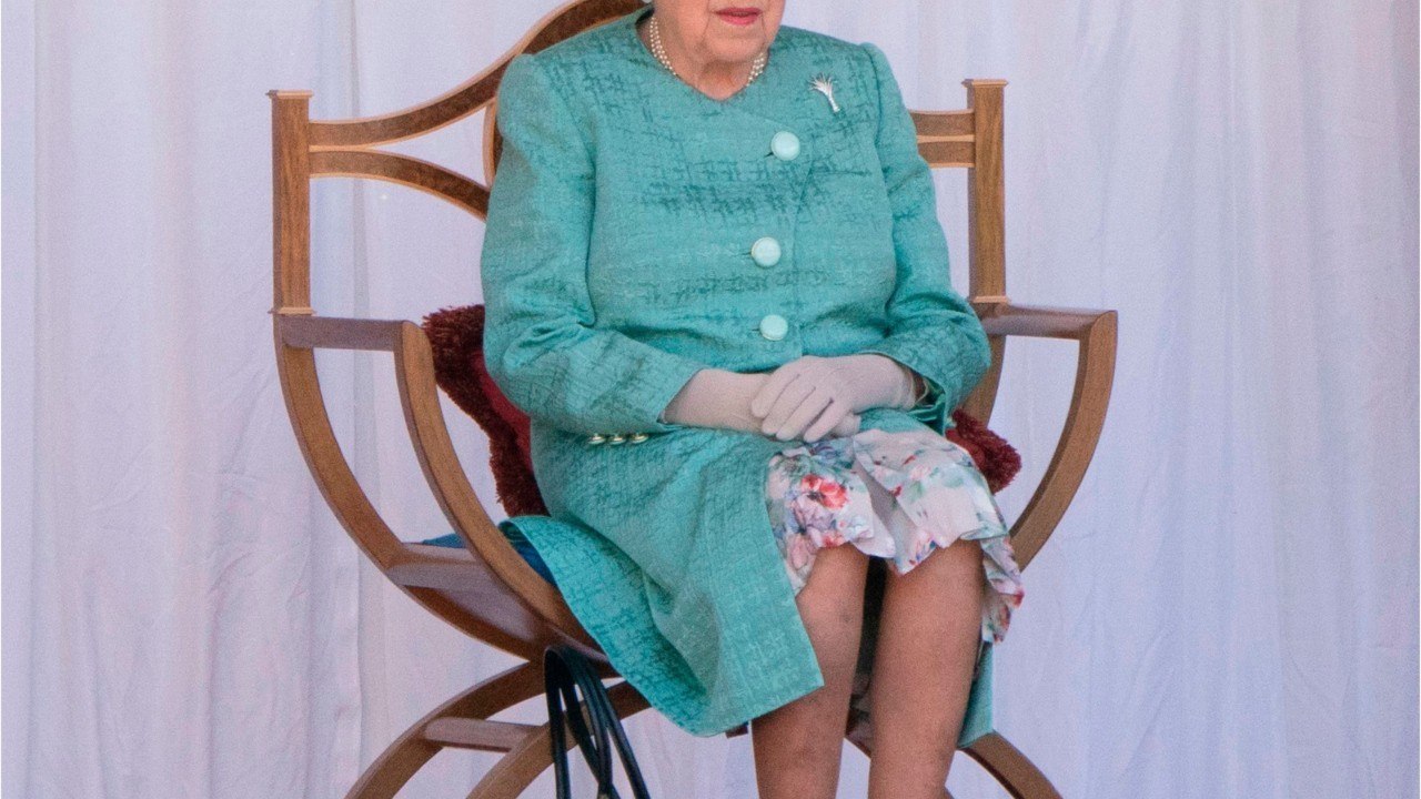 VOICI - Elizabeth II contrariée : elle surveille de près Kate Middleton et le prince William