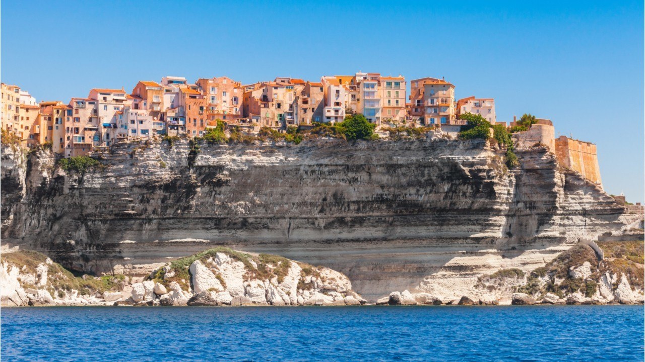 VOICI - Iris Mittenaere : cet accueil dont elle se serait bien passée lors de son arrivée en Corse (1)