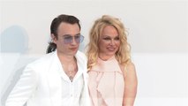 VOICI- 5 jours après, le costume d'Halloween de Pamela Anderson ne passe toujours pas