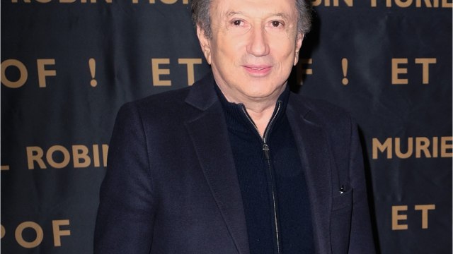 VOICI - Michel Drucker : ces tacles de Laurent Ruquier et Fabrice Luchini à ses débuts sur scène