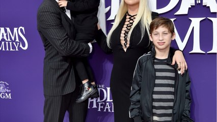 VOICI Christina Aguilera : un rare cliché en famille pour la première de la Famille Addams