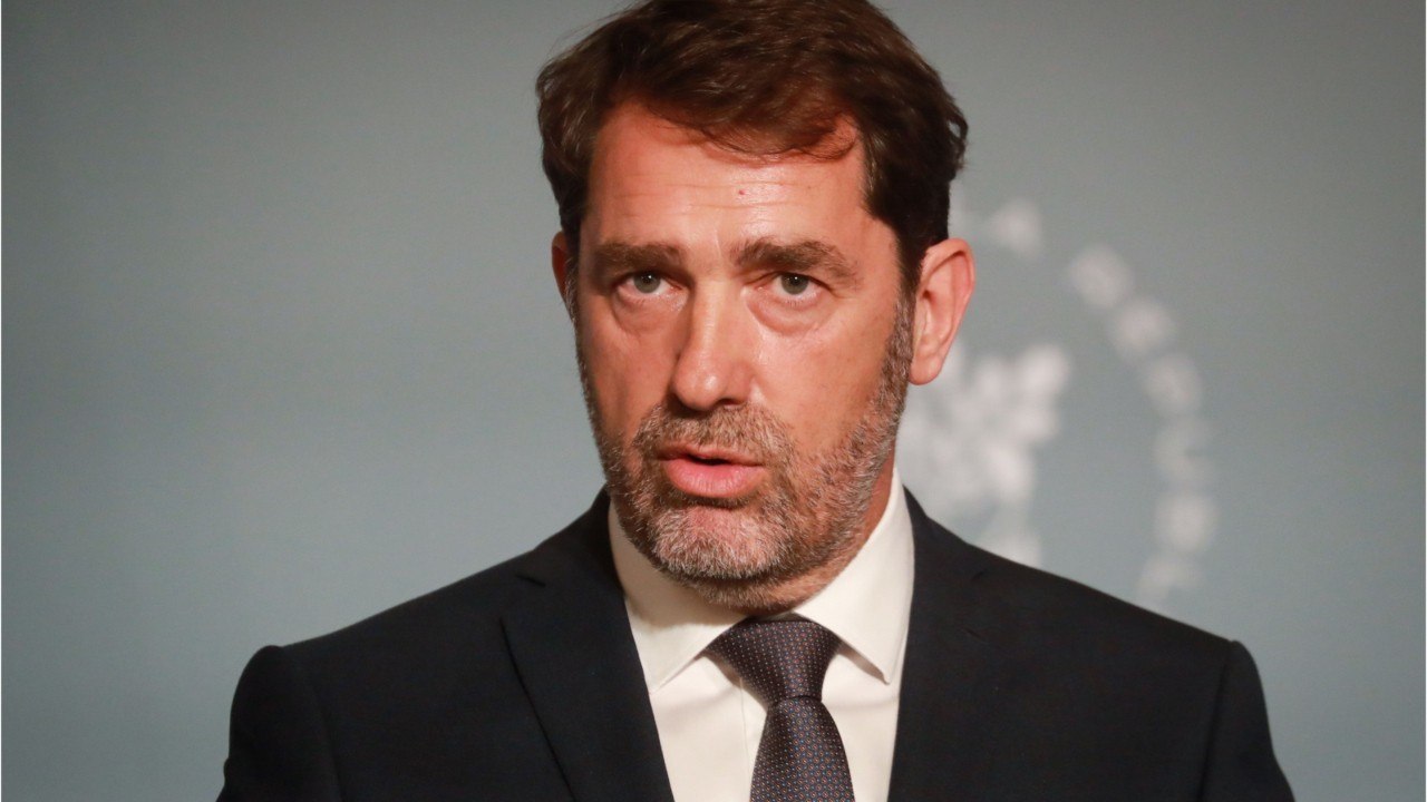 voici Christophe Castaner déguste des huîtres sur la plage : ce cliché qui fait polémique
