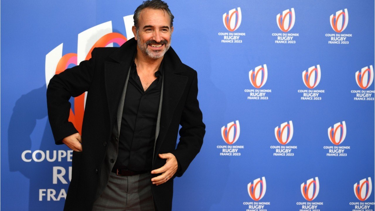 VOICI : Jean Dujardin s’interroge sur le vaccin avec l’aide d’un personnage culte