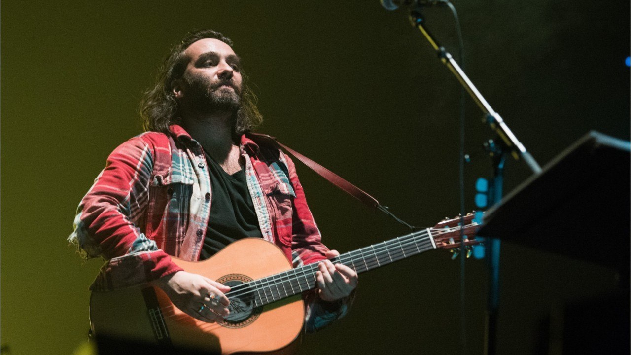 VOICI - Damien Saez mal en point ? Le chanteur annule la fin de sa tournée