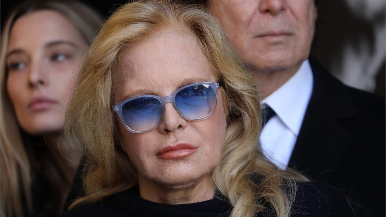 VOICI - Sylvie Vartan recadrée par celui qui a révélé l’histoire d’amour entre Johnny Hallyday et Catherine Deneuve