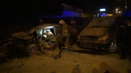 OTOMOBİL, HAFİF TİCARİ ARACA ARDINDAN DA TIR'A ÇARPTI: 5 YARALI