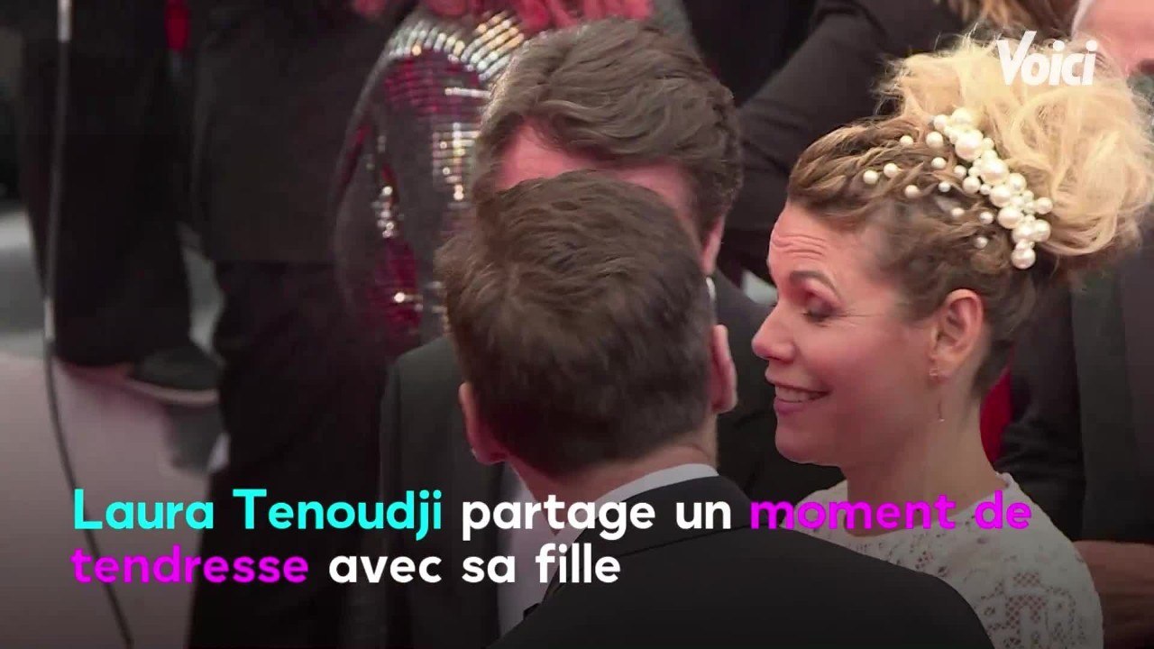 VOICI - PHOTO Laura Tenoudji partage un adorable moment câlin avec sa fille Bianca, au soleil