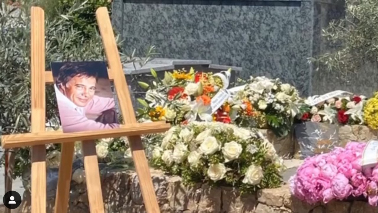 VOICI Inhumation de Guy Bedos   des images de la cérémonie et  l ultime baiser de Nicolas Bedos