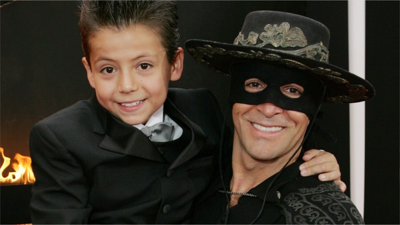 VOICI - La légende de Zorro : que devient Adrian Alonso, l’acteur qui jouait le fils de Zorro ?
