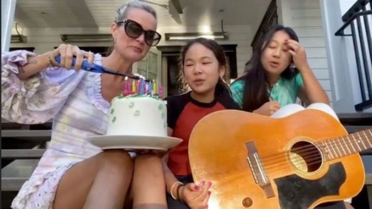 VOICI Laeticia Hallyday, Jade et Joy reprennent un tube de Johnny Hallyday pour une belle occasion