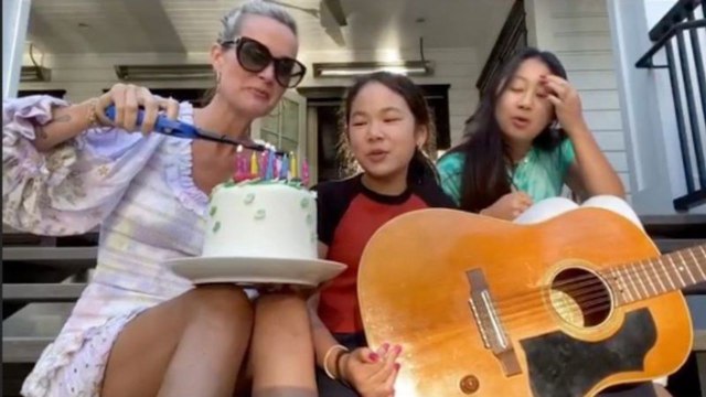 VOICI Laeticia Hallyday, Jade et Joy reprennent un tube de Johnny Hallyday pour une belle occasion