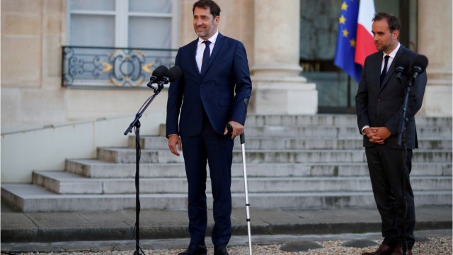 VOICI Christophe Castaner surpris avec une béquille : qu'est-il arrivé au ministre de l'Intérieur ?