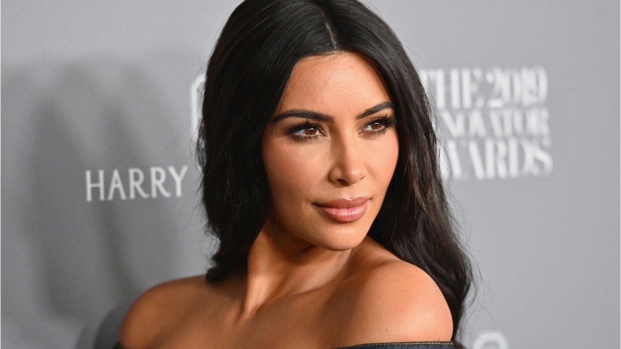 VOICI - Kim Kardashian sexy en bikini dans une piscine, elle profite d'une baignade nocturne