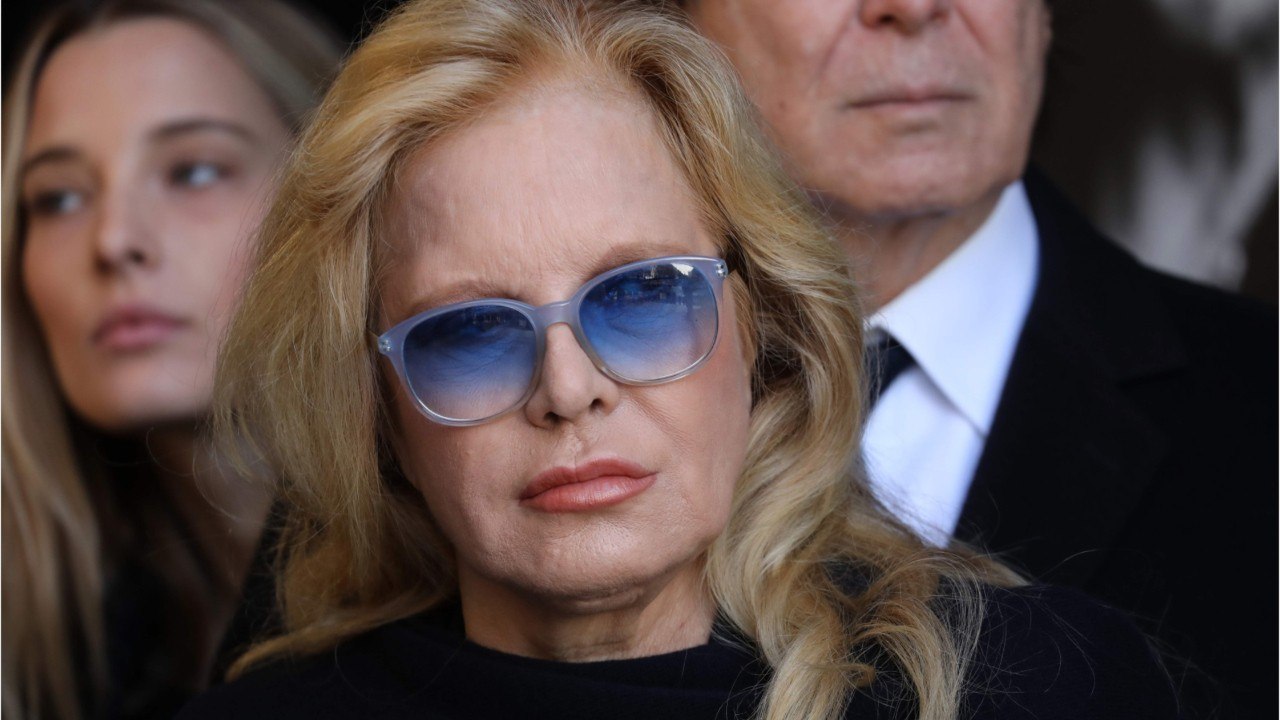 VOICI - Sylvie Vartan : cette apparition publique qui risque de faire grincer des dents Laeticia Hallyday