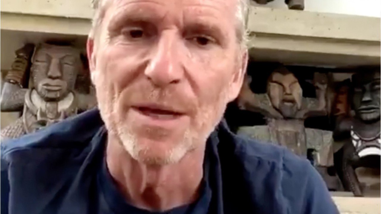 VOICI Denis Brogniart : en plein live, il se faire reprendre par Grégoire, ancien gagnant de Koh-Lanta