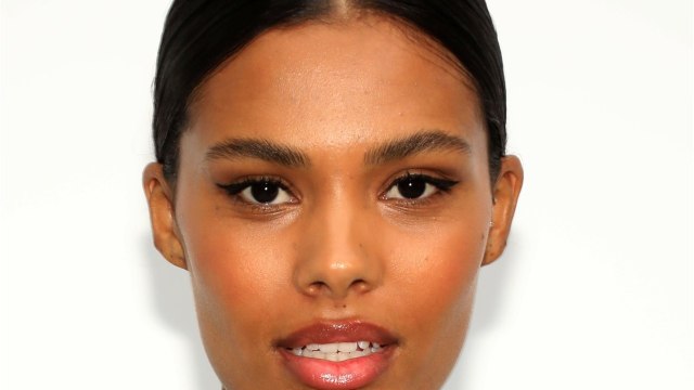 VOICI - Tina Kunakey : son décolleté très sexy subjugue les internautes