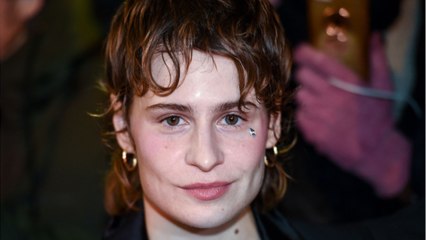 VOICI - Christine & the Queens confinée « en solo " : elle évoque ses « crises existentielles "