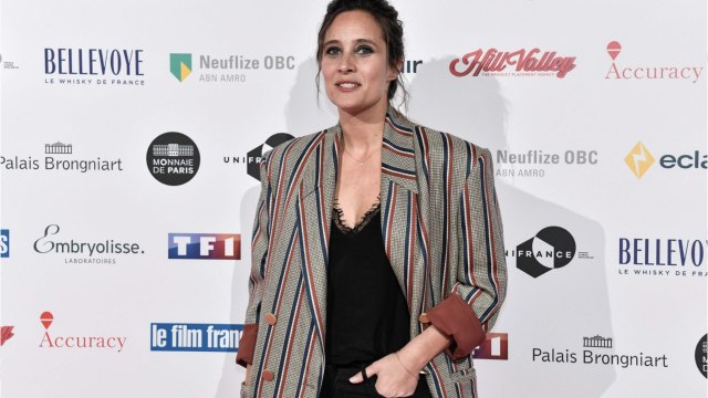 VOICI - Julie de Bona confinée avec son fils : elle partage une amusante vidéo de sa tentative de séance de sport