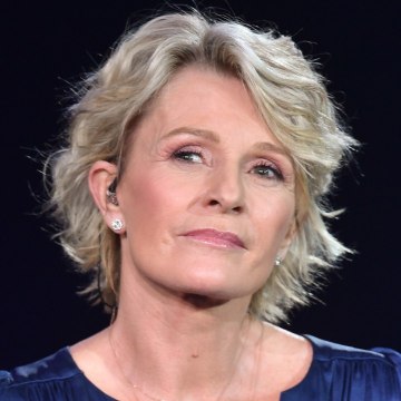 VOICI - Sophie Davant répond aux critiques d’une internaute lassée par les rediffusions d’Affaire conclue (1)