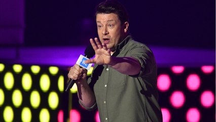 Voici - Jamie Oliver : confiné, il tourne une émission de cuisine au smartphone avec sa femme Jools
