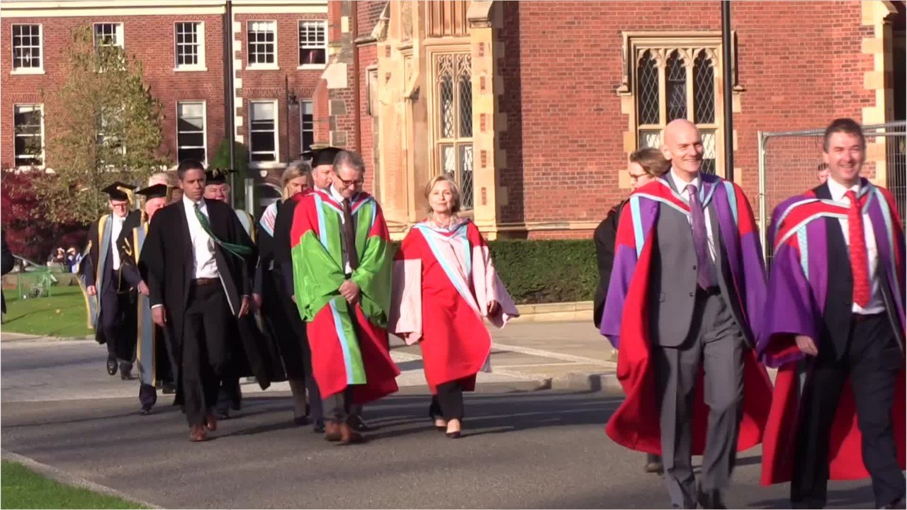 Voici - PHOTO Hillary Clinton dresse un beau portrait de Meghan Markle et confie à quel point la duchesse l’inspire
