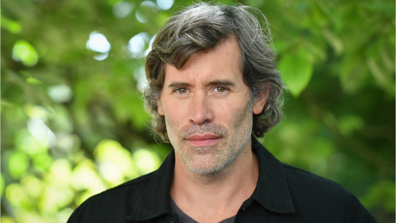 VOICI : Jalil Lespert : ce geste symbolique qu'il a fait par amour pour Laeticia Hallyday