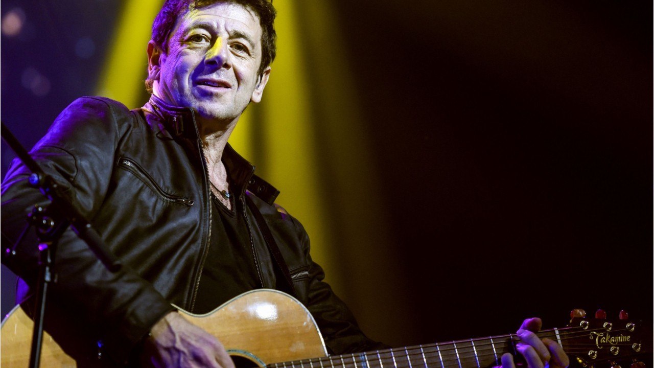 Voici - Patrick Bruel chante pour les soignants : les internautes se moquent de son lieu de confinement