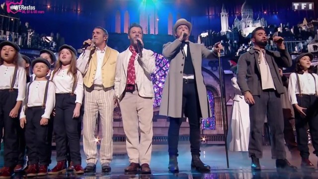 VOICI - Les Enfoirés : Patrick Bruel, Julien Clerc, Christophe Maé et Kendji séduisent les internautes avec leur tableau d'ouverture