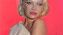 VOICI Pamela Anderson fraîchement séparée de Jon Peters, elle sort le bustier et les bas résille sur Instagram