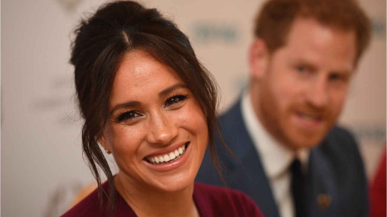 VOICI - Harry et Meghan Markle : masques sur le visage, ils livrent des repas aux malades de Los Angeles