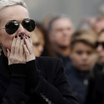 VOICI SOCIAL - Laeticia Hallyday : Ses Déclarations Sur La France Qui Ulcèrent Ses Détracteurs (1)