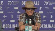 VOICI Johnny Depp poursuivi pour violences conjugales : Vanessa Paradis prend sa défense
