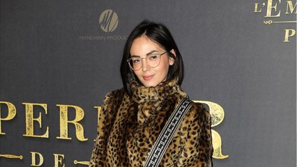 VOICI - Agathe Auproux gênée par une photo compromettante prise par sa maman