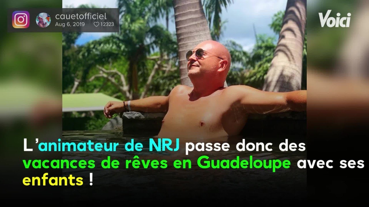 VOICI - Cauet en vacances : il partage un rare selfie avec ses deux enfants sur Instagram