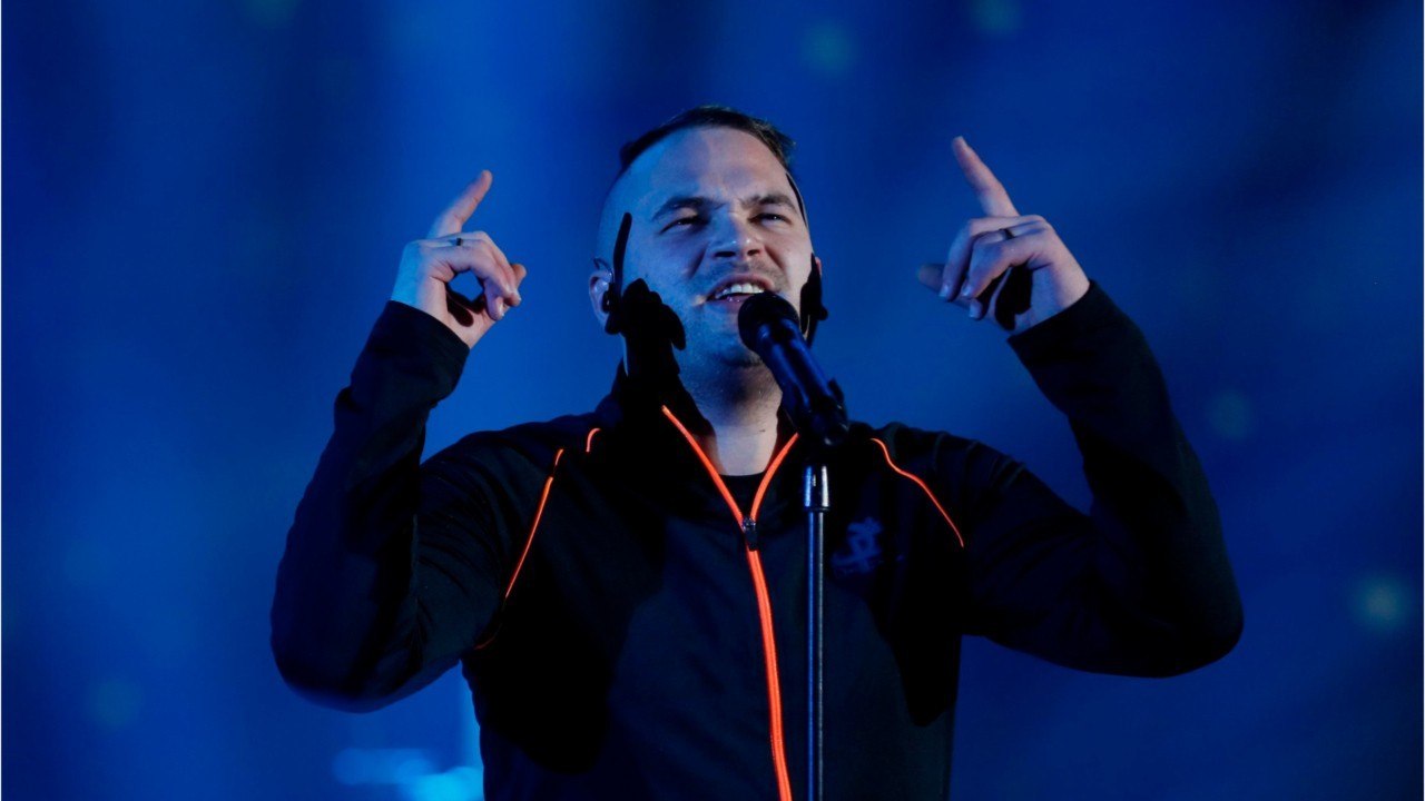 VOICI - Jul met aux enchères ses disques d’or et de platine pour les Hôpitaux de France