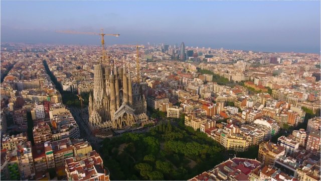 VOICI À 50 ans, Jennifer Lopez fait craquer les internautes avec son décolleté très plongeant