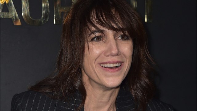 VOICI - César 2020 : Pourquoi Charlotte Gainsbourg est arrivée en béquilles sur le tapis rouge ?