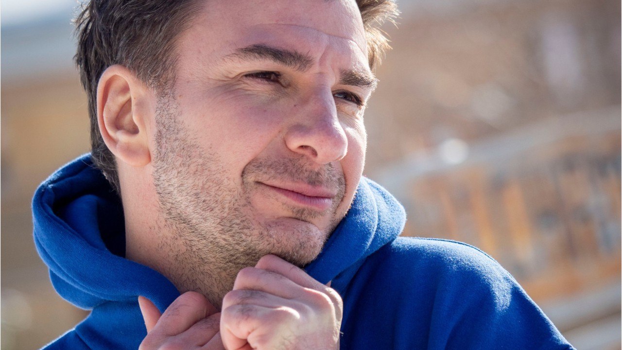 VOICI "Je vous aime tout court" : Michaël Youn, submergé par l'émotion, fait une déclaration à une journaliste