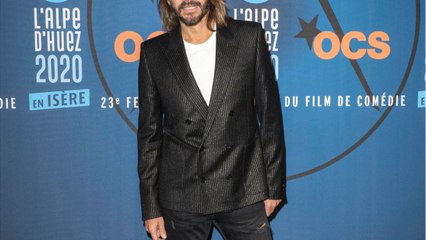 VOICI Bob Sinclar pose tout nu avec une poignée d’algues sur son sexe