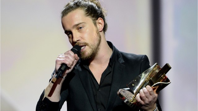 VOICI : Julien Doré : sa drôle de promesse à une fan pour Les Victoires de la musique