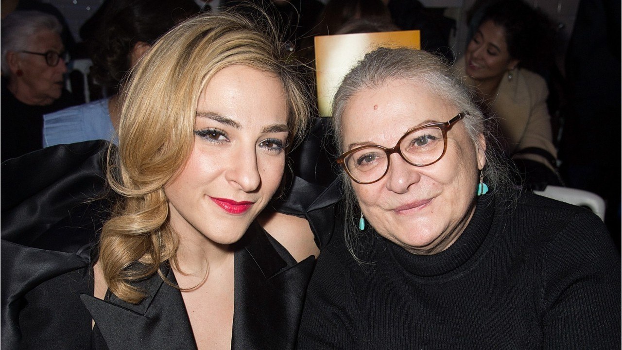 VOICI-Josiane Balasko : sa vidéo complice avec Marilou Berry en plein tournage fait réagir une célèbre chanteuse