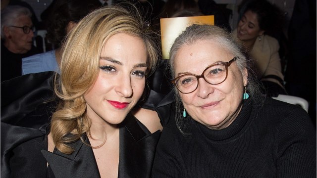 VOICI-Josiane Balasko : sa vidéo complice avec Marilou Berry en plein tournage fait réagir une célèbre chanteuse