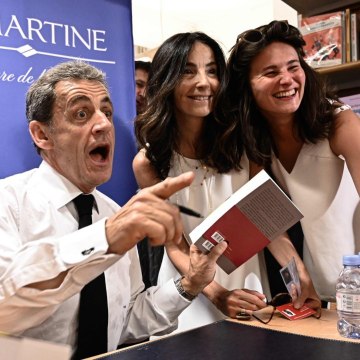 VOICI SOCIAl - Nicolas Sarkozy Devient La Risée De La Toile À Cause D’un Cliché Avec Carla Bruni (1)