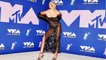 VOICI-PHOTOS MTV Video Music Awards : la tenue (très) osée de Miley Cyrus sur le tapis rouge