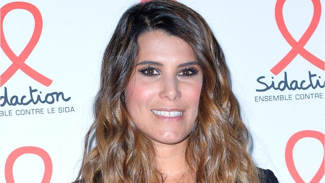 VOICI Karine Ferri en décolleté (très) plongeant fait la sieste sur la plage